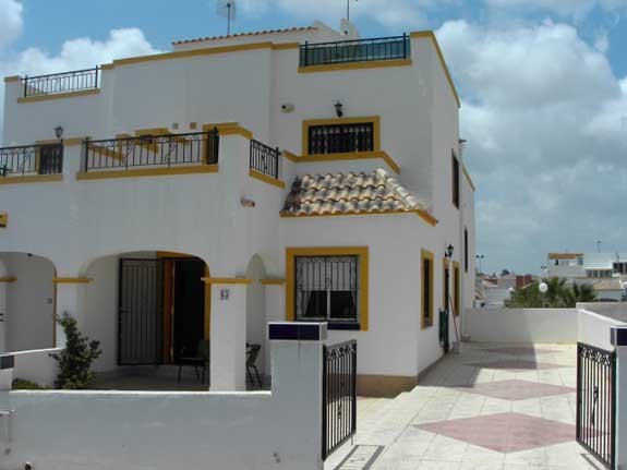 House with communal Pool