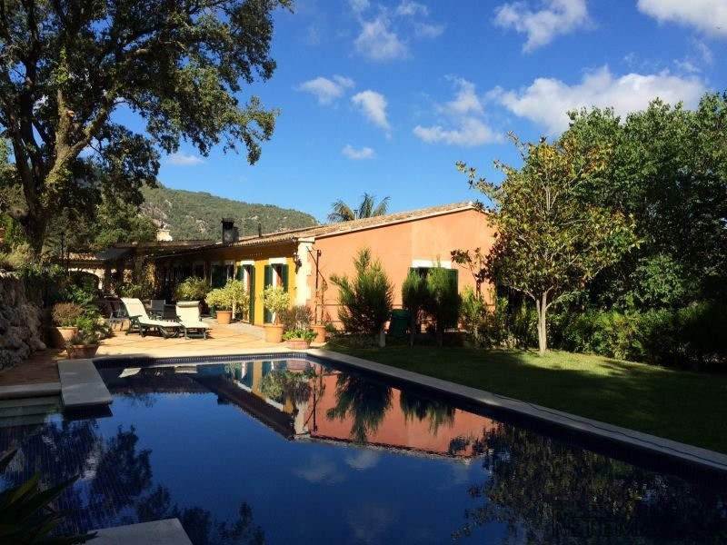 Spectacular House With A Land 20 000 M2..