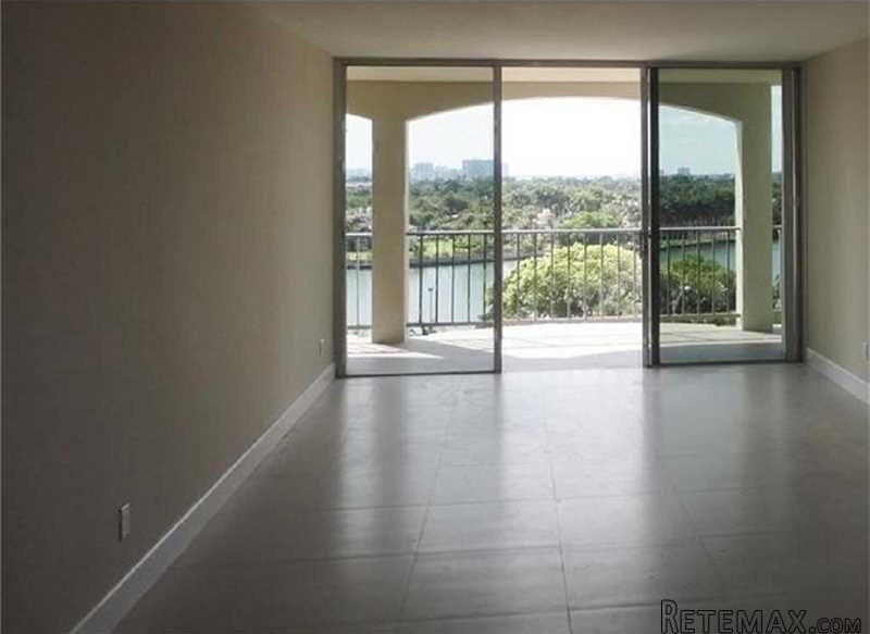 2 bedroom Flat For Sale: 5401 Collins.. - 2