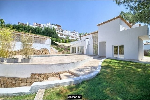 Villa for sale in Nueva Andalucia..