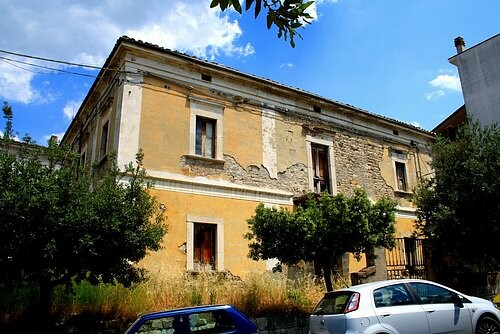 Stunning detached historical building. - 2