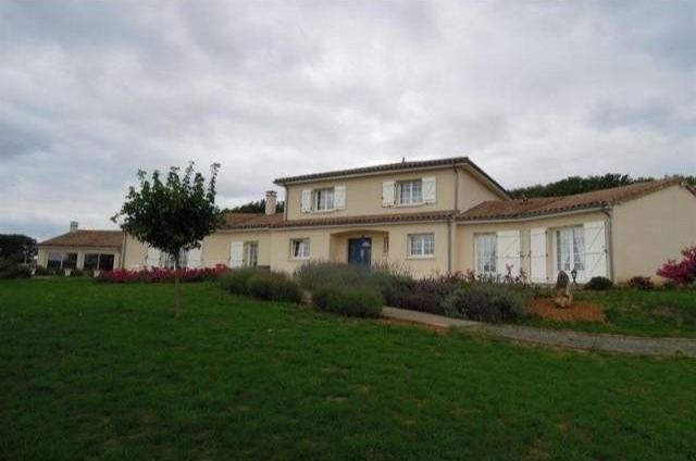 5 bedroom Villa For Sale: 86300 7 MIN.. - 2
