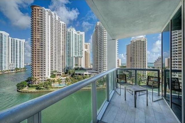 3 bedroom Flat For Sale: 495 BRICKELL..