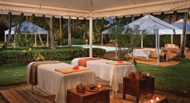 Premium Swim-up Suite No 82, White..