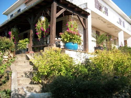 *Beautiful split level detached house.. - 2