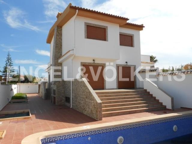 VILLA WITH VIEWS OF THE SALT LAKES