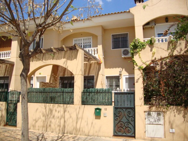 Lovely 3 Bed 2 Bath townhouse with..