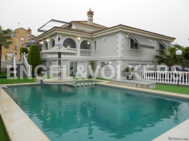 LUXURY VILLA IN MIL PALMERAS