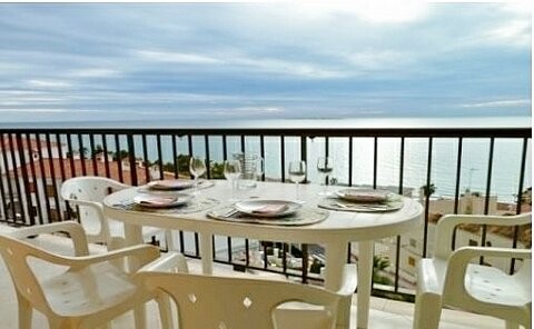 Apartment with sea views and close to..