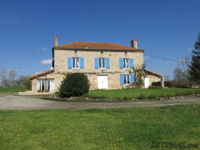 Detached Stone Property In 3.7ha