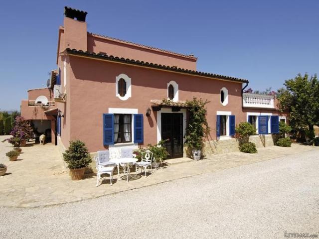 Country house with landscaped gardens.. - 2