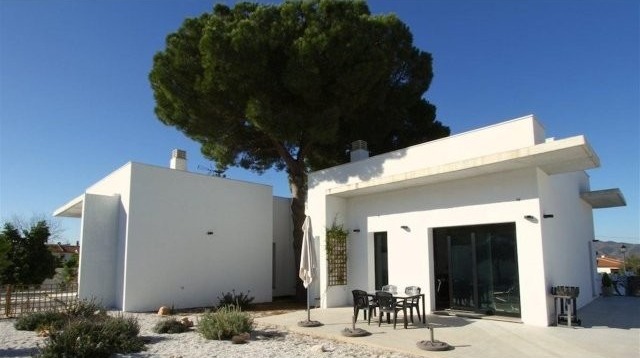 Villa - Stunning 4 bedroom, 2 bathroom..
