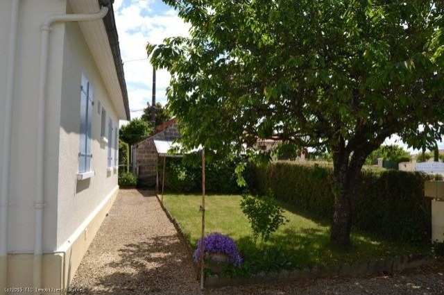 3 Bedroom Town Centre Bungalow With.. - 2