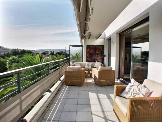 Top floor 2 beds apartment walking..