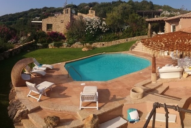 EXCLUSIVE VILLA BY THE SEA