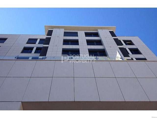 Large 4 bedroom New Apartments Sporting..