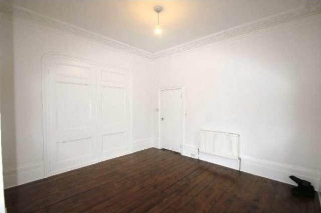 4 Bed Flat/Apartment To Let in London - 2