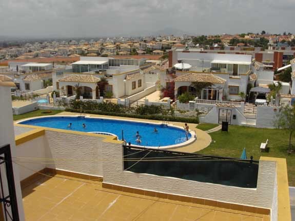 House with communal Pool - 2
