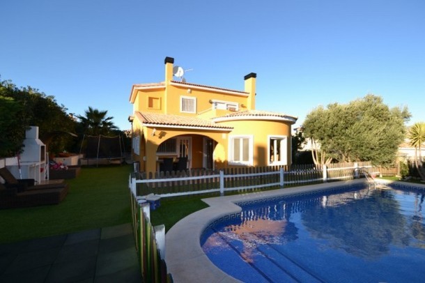 4 Bedroom 3 Bathrooms Villa Gata*