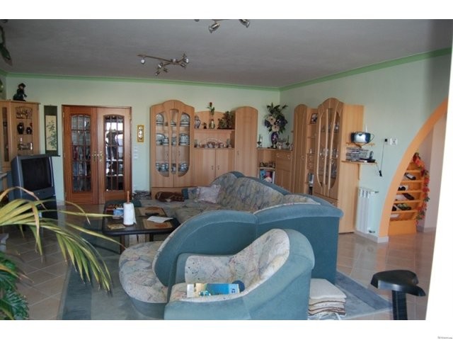 SPACIOUS TOP FLOOR 3 BEDROOM APARTMENT.. - 2