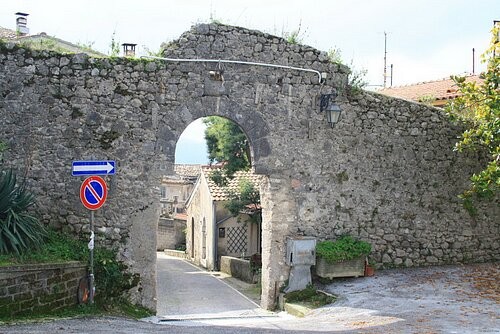 Stunning partially restored stone.. - 2