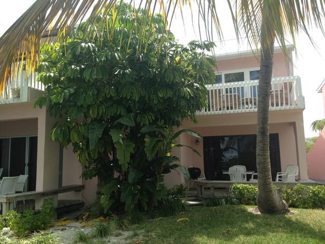 Apartment/townhouse - This tastefully..