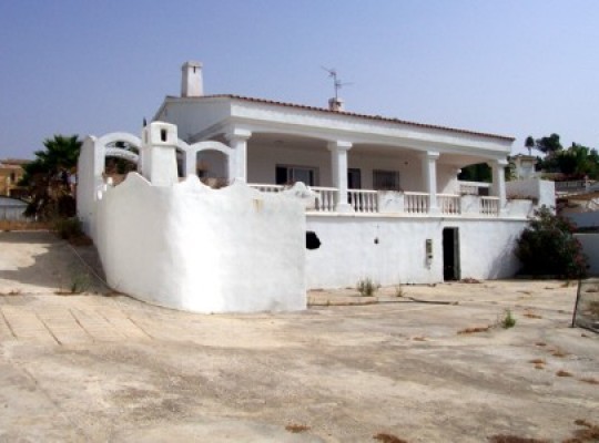 Villa for sale in El Rosario, Marbella..