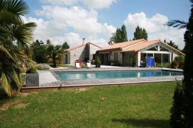 5 bedroom Villa For Sale: 86000 POITIERS