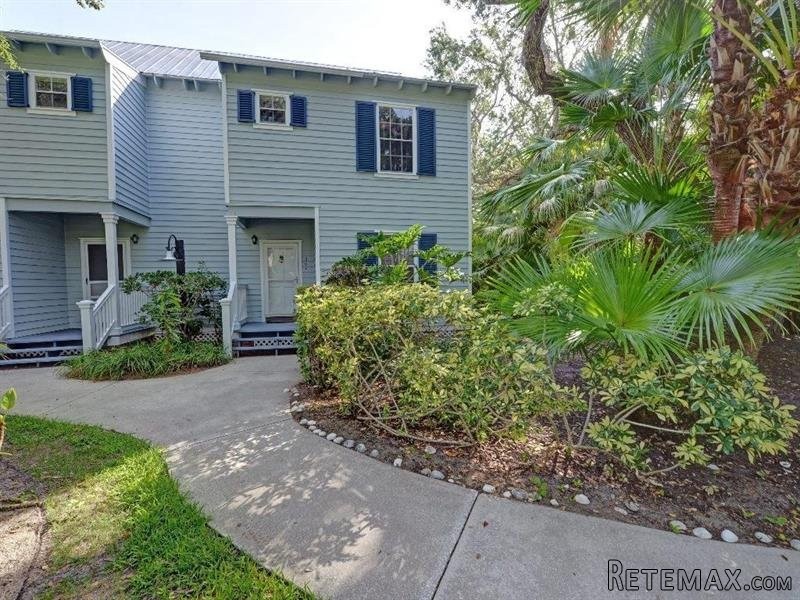 2 bedroom House For Sale: 1460 Fern..