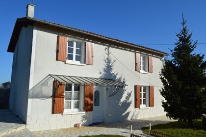2-bed property in good condition close..