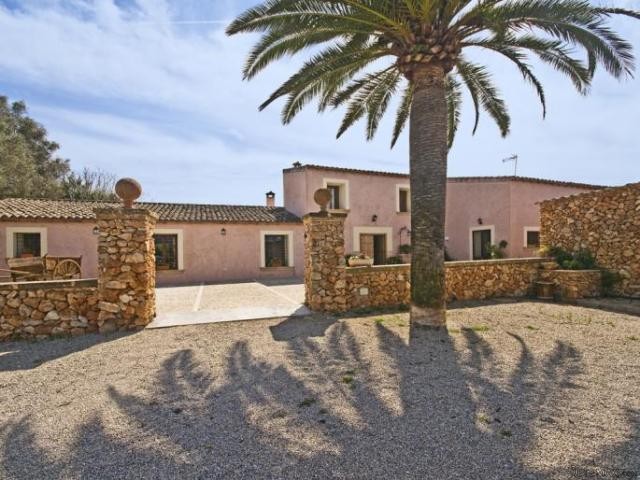 Country estate with a lot of charm in..