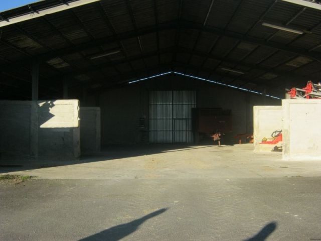 Large agricultural building with office.. - 2
