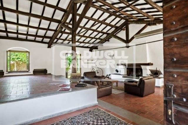 6 Bedrooms - Villa - For Sale - 2