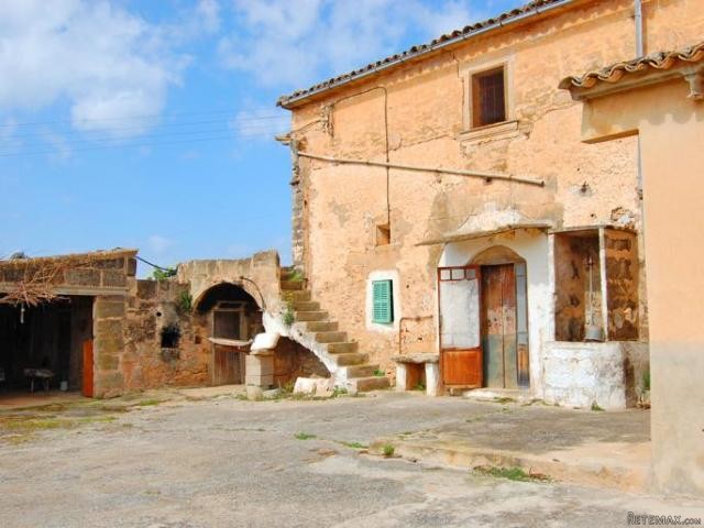 Large country house with own cave - 2
