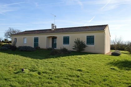 Large bungalow close Ruffec with garden..