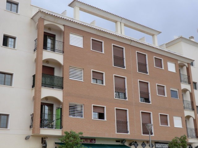 Modern 2 Bed 2 Bath third floor flat