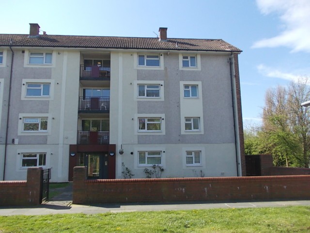 A 3 bed 3rd floor flat to rent in..
