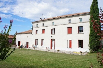 Beautiful Charentaise property walking..