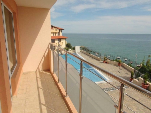Beachfront 2-Bedroom apartment, St. Vlas