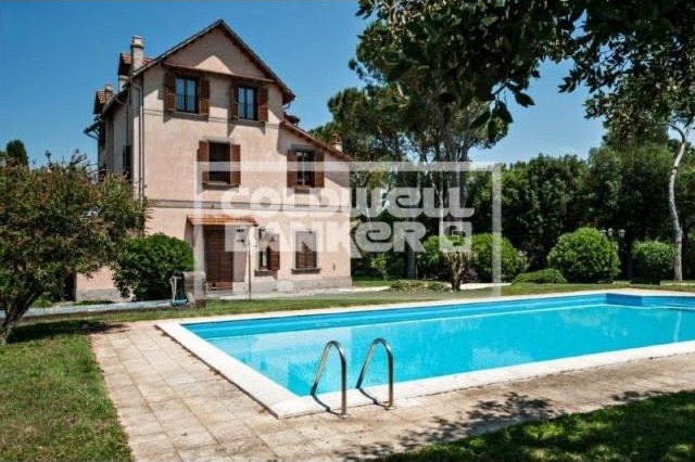 6 Bedrooms - Villa - For Sale