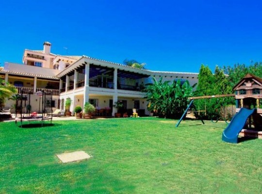 Villa for sale in Los Monteros Alto..