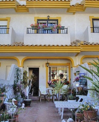 3 Bed 2 Bath Townhouse with Communal..