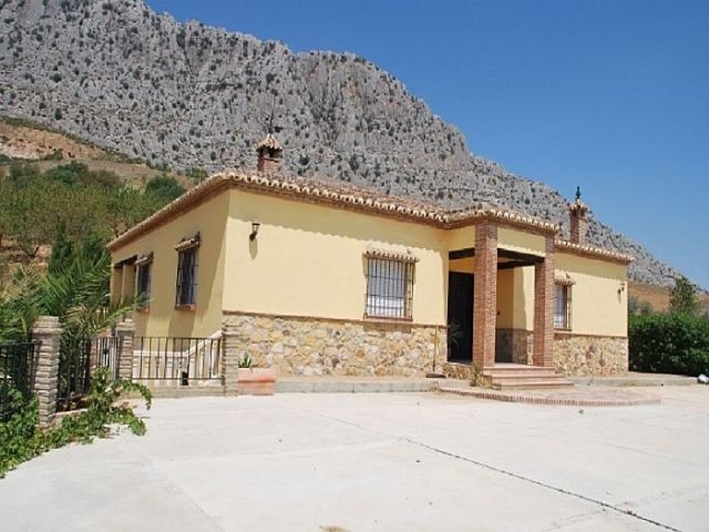 Villa - Quality built 4 bedroom, 2..