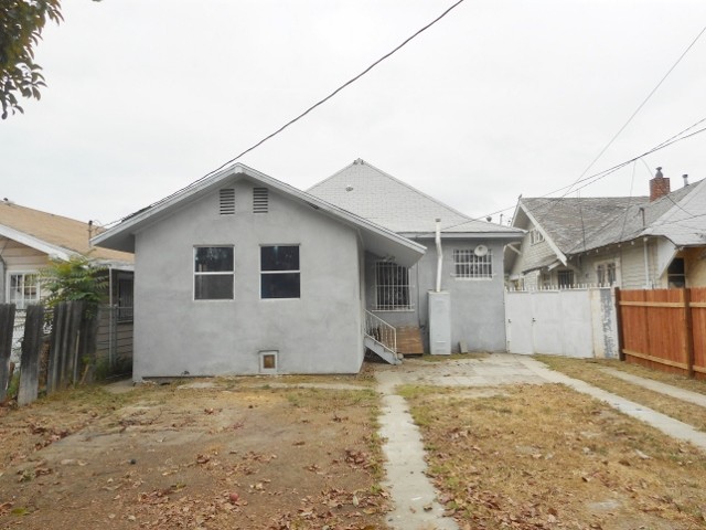 130 W 50th St Los Angeles, CA, 90037.. - 2