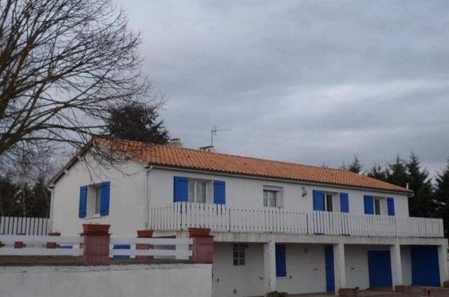 6 bedroom House For Sale: 79000 DANS LE.. - 2