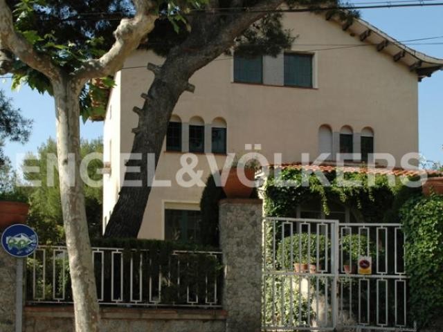 Stately house in the center, Coast..