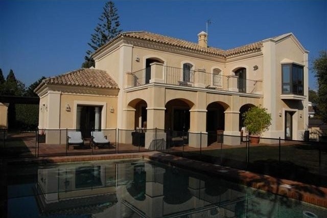Villa - CASASOLA. Villa set in a very..