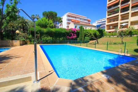 Nice. Spacious 3 bed apartment with sea..