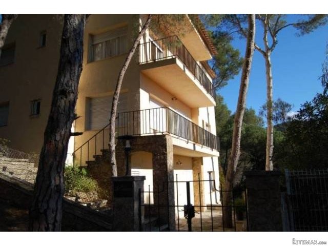 BUILDING WITH 3 SEPARATE APARTEMENTS..