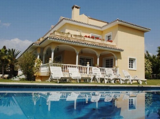 Villa for sale in Nueva Andalucia..